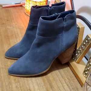 Nine West Gray Kirby Suede Womens  Booties Sz 7M